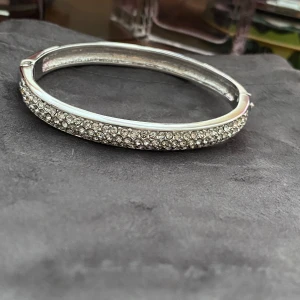 Silvrigt bangle med kristaller  - I nyskick.