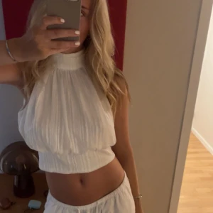 vit topp  - så fin topp med en rosett bak 🎀🎀 aldrig använd  skulle gissa på en S  