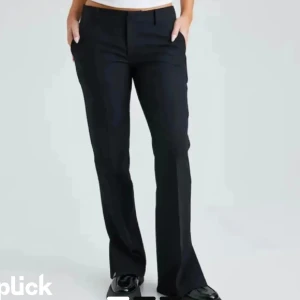 Bikbok kostymbyxor  - Lågmidjade kostymbyxor ifrån bikbok i storlek 36. Modellen Vera. Jättebra skick! ❤️❤️ 