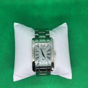 Silverfärgad rektangulär klocka från Emporio Armani - En elegant silverfärgad klocka från Emporio Armani med en rektangulär urtavla. Klockan har romerska siffror och en länkarmband i metall. Den har en klassisk och stilren design, perfekt för både vardag och fest. skick 10/10 använd ett fåtal gånger, batteri byte behövs 🙂 