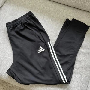 Adidasbyxor Herr - Mycket fräscha Adidasbyxor i storlek XL. Herrmodell. 