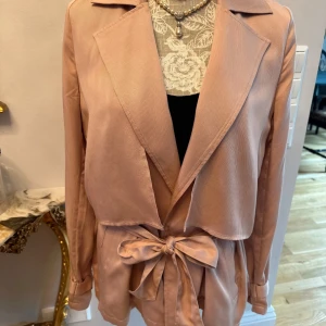 Kavaj  - Fin kavaj i snygg passform från Twist and Tango i soft rosa färg. Stl 34/XS 