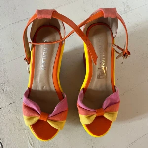 Klackar / kilklackar - Klackar med platå i storlek 37 men jag har 38 och de passar 