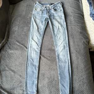 Jeans från tiger of Sweden, jättefina men ena haken påväg av (se bild), man kan täcka det med ett bälte eller sy.  Lågmidjade