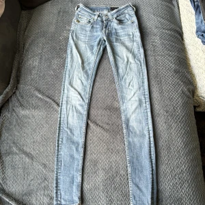 Jeans från tiger of sweden  - Jeans från tiger of Sweden, jättefina men ena haken påväg av (se bild), man kan täcka det med ett bälte eller sy.  Lågmidjade