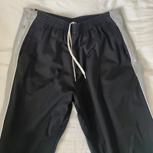 Trackpants - Trackpants köpt vintage, något noppriga längs med sidorna, annars mycket fint skick! Ganska små i storleken 