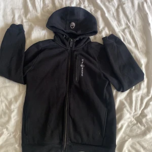 svart sail racing tröja - säljer min sail racing tröja då den inte kommer till användning⭐️stl 160 (skulle säga S/Xs)använd några gånger🫶🏻skriv om ni undrar nåt eller vill ha fler bilder!☺️⭐️