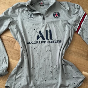 All accor live limitless - Jätte fin all accor live limitless tröja som inte kommer till användning längre. Den är fortfarande ny och bara använd 2/3 gånger! Passar till vilken som helst