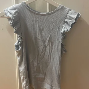 Blå volang tröja - Jätte fin tröja som har används en gång