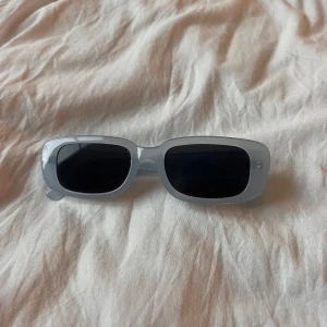 Blå solglasögon  - Fett coola blåa solglasögon. Hör av er vid frågor💗