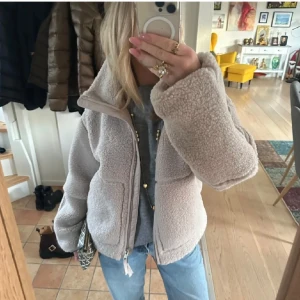 Teddy Jacka - Intressekoll på min teddyjacka! I superfint skick🤍Kom med prisförslag!