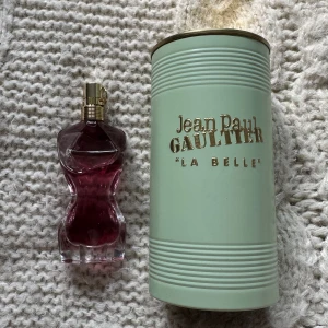 Jean Paul GAULTER ”La Belle” - Säljer en helt ny Jean Paul Gaultier La Belle  parfym i 30 ml. Har endast utnyttjat 2 sprut😊Pris går att diskutera!
