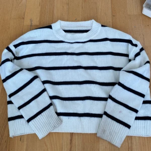 Randig stickad tröja 🫶 - Randig stickad kofta i storlek xs 💗