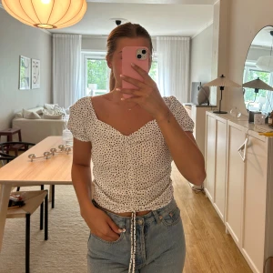 Prickig topp - Söt prickig topp från H&M! Nyskick! Storlek M, passar mig som har S💖