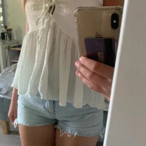 Jeans shorts - Super fina jeans, perfekta till sommaren. Beskrivning: tillklippta jeans shorts i bra skick. Har ni några frågor så är det bara att höra av er!