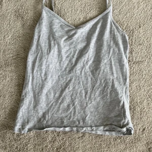Grått linne - Ett grått linne i st L helt oanvänd. Från  cubus och i bra skick.  (Tvättas innan jag skickar)