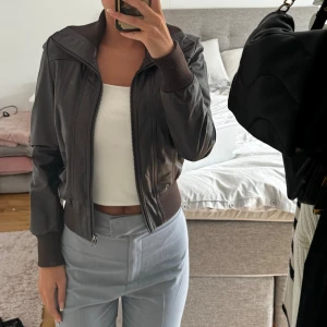 Skinnjacka - Thrifted skinnjacka köpt Second Hand Använd fåtal gånger, mkt bra skick Storlek XS