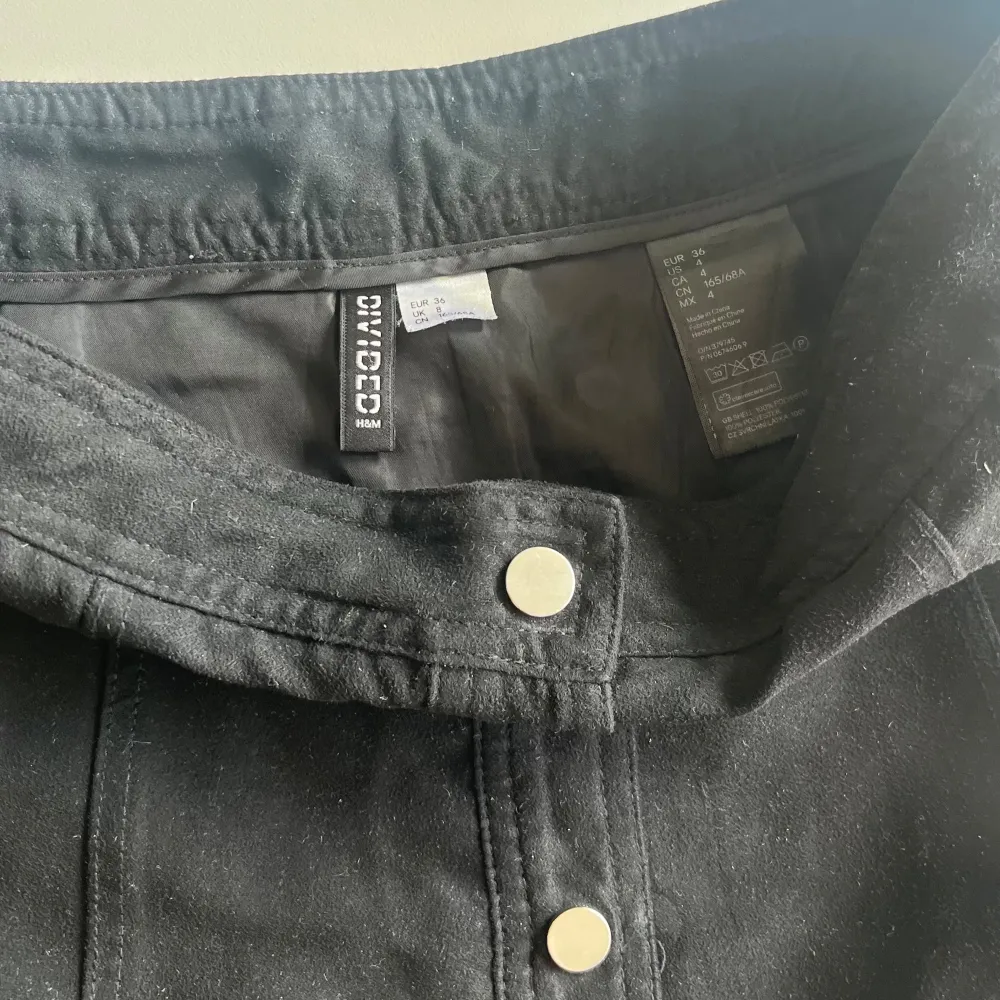 Jag säljer en jättesnygg svart kjol i mocca med silvriga detaljer i fram. Kjolen är gammal från H&M och går inte att köpa på deras hemsida. Säljer för att den är för liten på mig och inte kommer till någon användning. Väldigt fint sick!😍. Hameet.