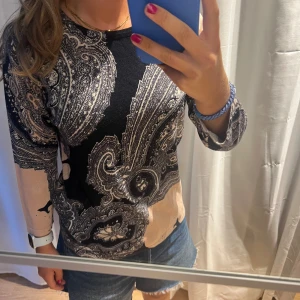 Tröja med mönster - Fin stickad tröja med coolt mönster, lite udda men jag tycker den är cool, fin med ljusa jeans. Trekvartsärm. Ganska tunn.
