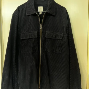 Over shirt jacka  - Väldigt bra skick har något mönster som man kan se i bilden. Storlek M. Tunn. 100kr  Finns i värsta Stockholm. 