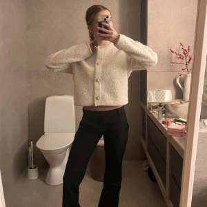 Kofta med knappar - Jätte fin och nästan helt oanvänd!! Säljs inte längre💕  