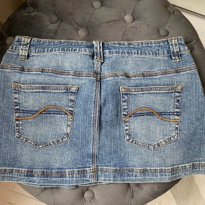 Mini jeanskjol - Supersöt jeanskjol som är perfekt nu på sommaren! Liten fläck på framsidan som man ser på andra bilden annars i superfint skick 