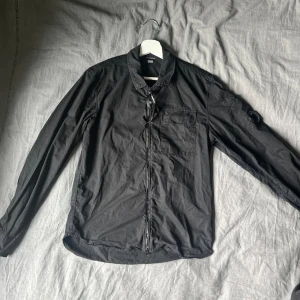 C.P company overshirt - Säljer nu denna sjukt snygga overshirt. Den är ÄKTA, köptes från miinto. Skick 9/10. Vid frågor eller funderingar tveka inte på att höra av dig!
