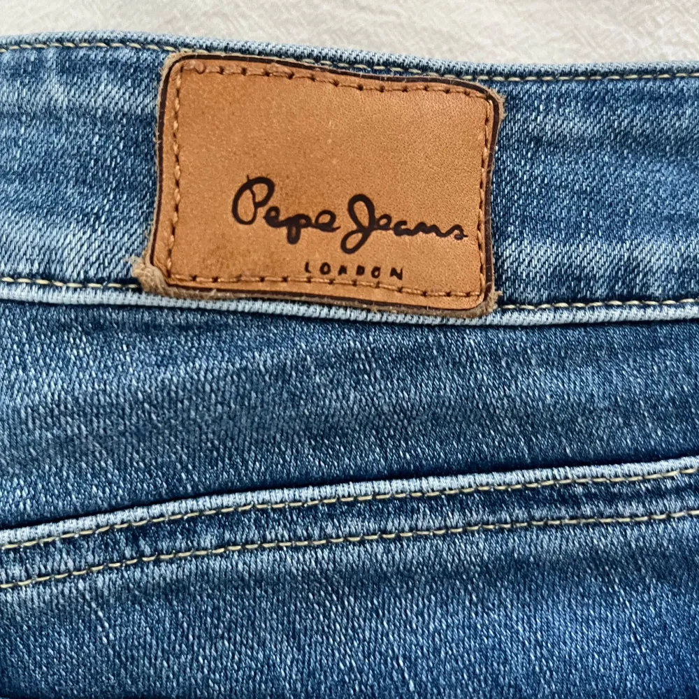 Pepe jeans i bra skick och inga defekter. Skulle säga att dem är lowwaist. Bootcut. Säljes pga att jag inte har användning av de längre. W27 L32. Pris kan diskuteras.. Jeans & Byxor.