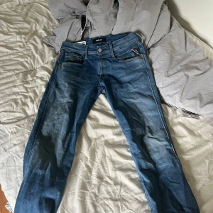 Replay anbass hyperflex  - Säljer nu mina replay jeans i färgen ljusblå då dom har blivit lite små. Passformen är sjukt bra och dom ser lite skrynkliga ut men det är bara pågrund av ljuset, bara att säga till vid funderingar.