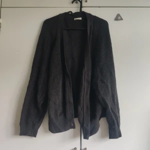 Mörkgrå kofta med knappar - Mörkgrå kofta från Cubus i storlek 3XL i bra skick. 