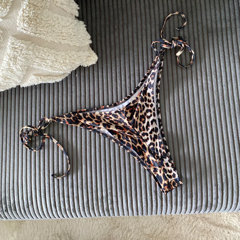 En skitnsygg bikiniunderdel i leopard mönster.. Övrigt.