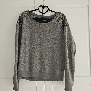 Tröja med detaljer - Bra skick, glitter och svart baksida på tröjan