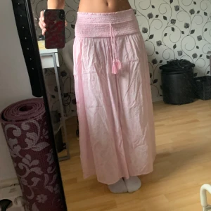 Boho maxi skirt - En rosa maxikjol från Gina Young. Den har ett väldigt fint mönster som passar perfekt till sommaren. Har använts endast ett fåtal gånger, inga tecken på slitage. Nypris: 300kr. Pris går att diskuteras, hör av dig vid frågor!