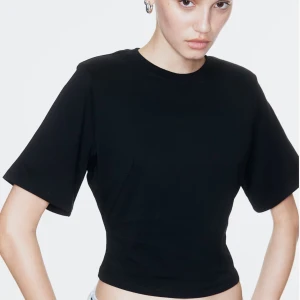 svart t-shirt - oanvänd tröja ifrån h&m, prislapp kvar och jätte bra kvalite, storlek XS.