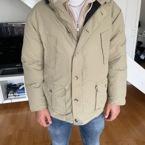 Woolrich jacka - Säljer nu denna as feta woolrich jacka som är perfekt till vinter. Jackan är i väldigt bra skick. Hör av er vid frågor eller funderingar.