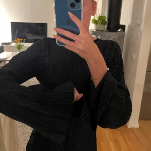 Svart långärmad blus - Svart långärmad blus som man kan ha till många tillfällen ifrån Stockholm in