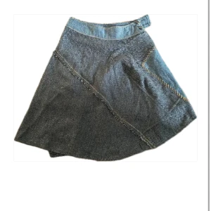 Asymmetrisk kjol - Jättefin vintage asymmetrisk kjol! Najs över byxor eller med boots!!