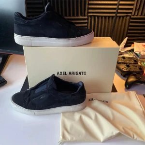 Axel Arigatos - Säljer dessa Axel Arigato skor i storlek 44. dom är är i toppenskick och box och dustbag ingår. Pris kan diskuteras vid snabb affär🤩