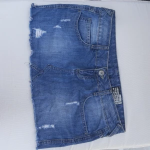 Så snygg jeanskjol💕 - Jättefin jeans kjol!! Säljer för att den tyvärr var fel storlek. Utmärkt skick,  bara prövad. Kontakta mig vid minsta fråga 💕💕