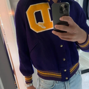 Varsityjacka - Ruskigt fet varsityjacka köpt på vintagebutik i New York tidigare i år. Köptes för 280$. Perfekt vintageskick, passar M. 
