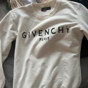 Givenchy tröja  - Aldrig använd 