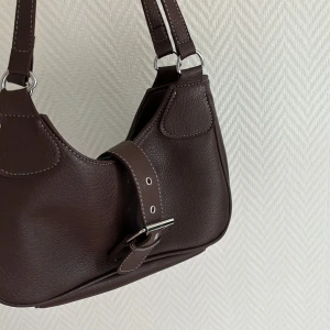 Brun axelväska - Superfin väska med silver spänne i jättefint skick