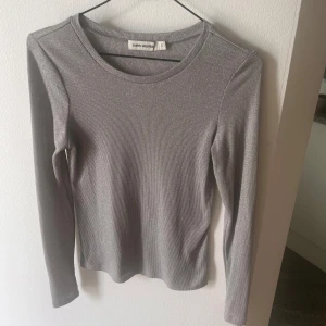 Glittrig topp  - Glittrig topp i fint skick.