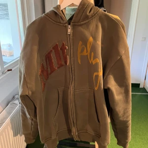 Multiply Apparel hoodie - Säljer min gröna Multiply Apparel zip hoodie för 399kr. Använd sällan & är i gott skick. Inga problem med den och ingenting har gått sönder.