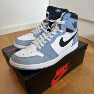 Jordan 1 UNC - Nästintill nya Jordan 1 high UNC. Storlek: 43. Kvitto finns.
