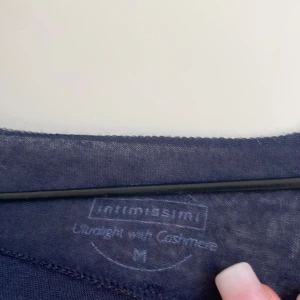 Intimissimi tröja - Mörkblå super fin kashmir intimissimi tröjaa. Säljer för att den är för stor, finns tecken på användning. Hör av er vid frågor ❤️