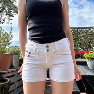 Low waist jeansshorts  - Superfina shorts nu till sommaren!  Har en liiiten ljus fläck som knappt syns. Annars är de i bra skick.💕