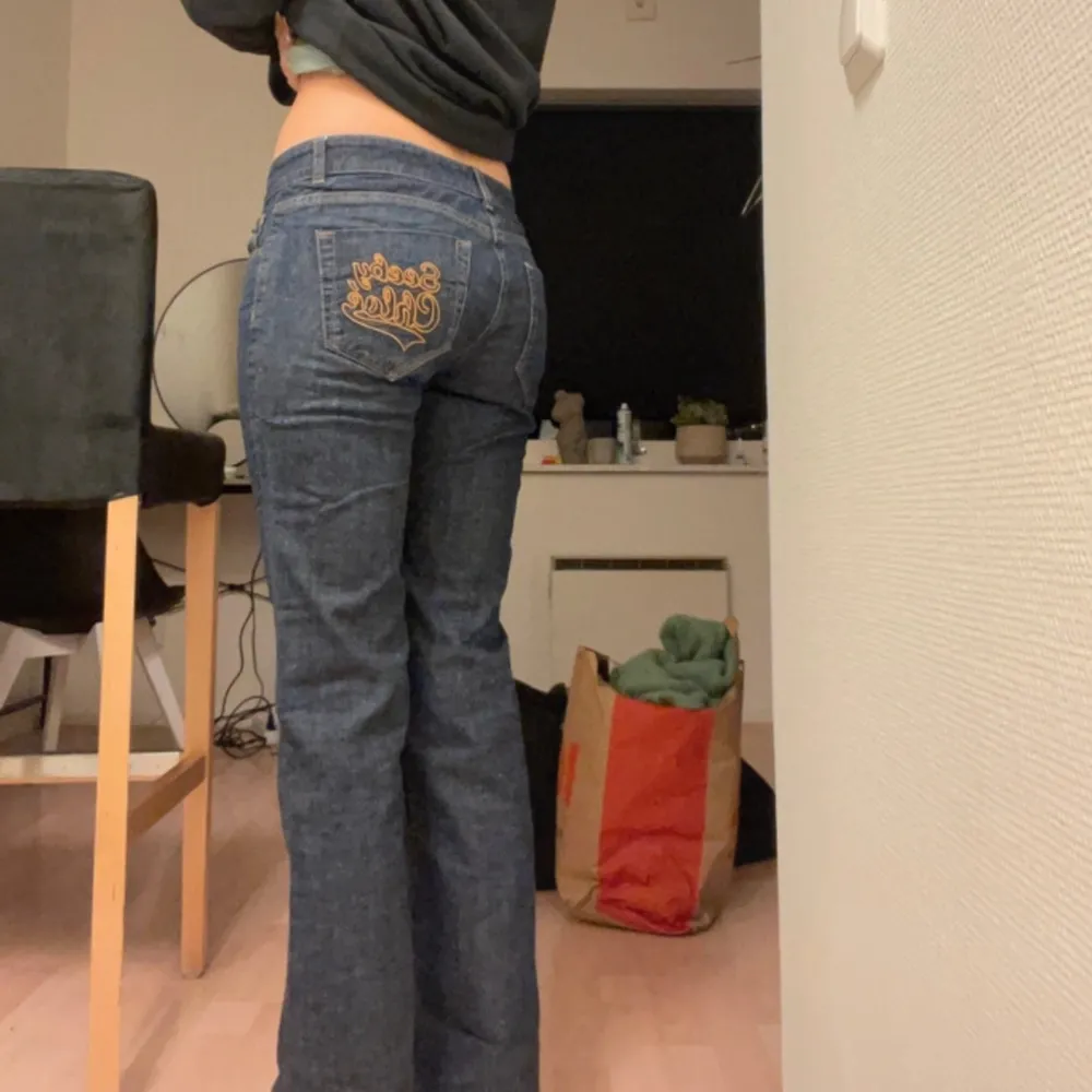 Säljer ett par lågmidjade jeans som tyvärr inte kommer till användning längre! Storlek 26, skulle passa dig som xs!. Jeans & Byxor.