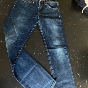 Levis 511 Mörblå - Säljer snygga Levis jeans i toppskick Lite mindre än vad 31-32 brukar va  Skicka prisförslag om nuvarande ej passar 😇 Fraktas eller mötes i Oskarshamn 