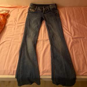 Lågmidjade diesel jeans som är bootcut!🥰 De är försmå för mig så kan ej skicka bilder på. Skriv om ni vill köpa så kan jag sätta på köp nu!!❤️  Midja:33cm rakt över Innerben:75cm